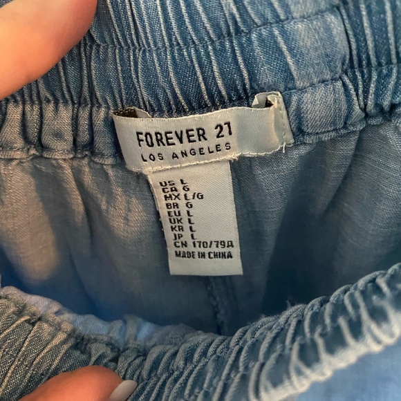 Chambray denim flower detailed shorts - Picture 3 of 3